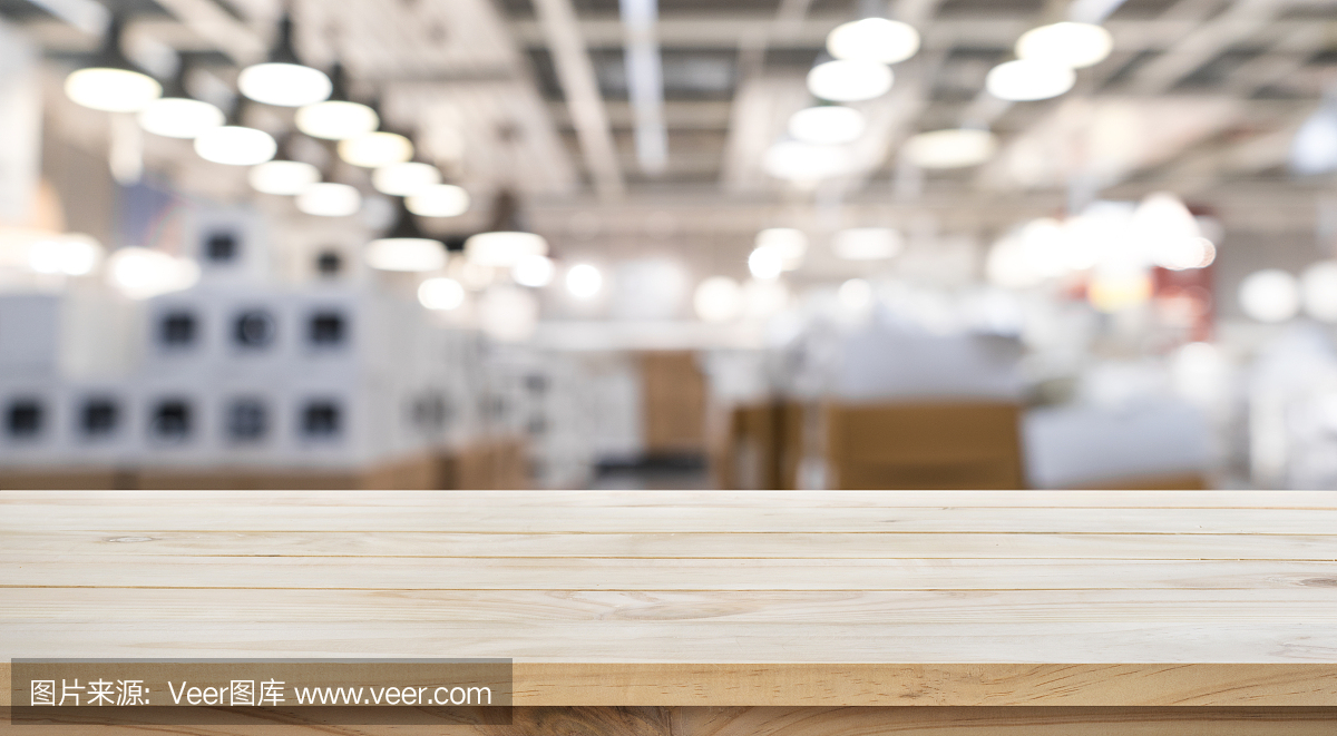 空的木材桌面上模糊商店工廠背景。